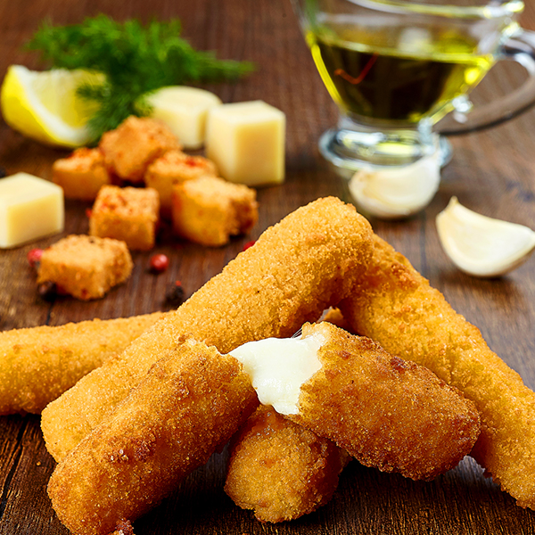 Taze ürünlerle dolu market rafı